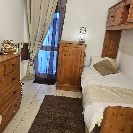 Quiet Comfortable Ac Single Bed Guest house Marsaskala